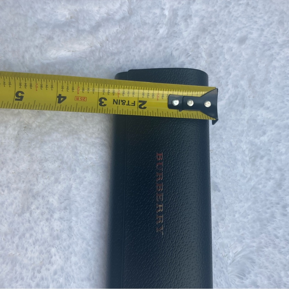 Burberry glasses case in new condition 💥